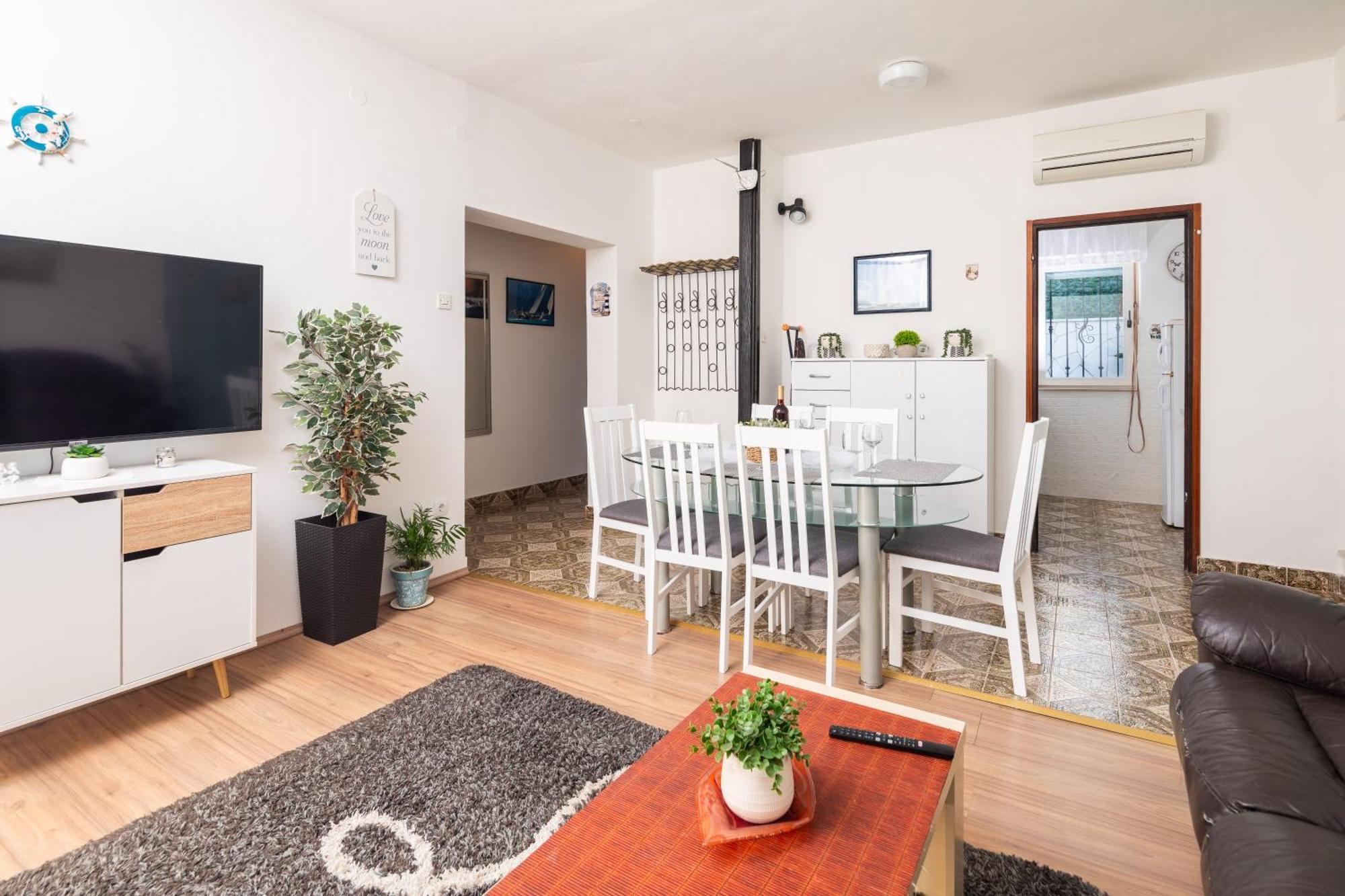 Urban Edge - Beach Apartments Omiš Kültér fotó